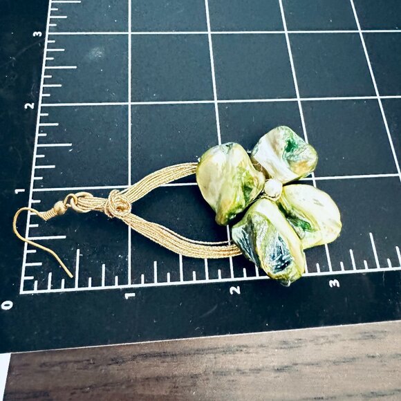 Sea Shells Flower Dangling Pierced Earrings Green Gold Tone Hook - Picture 8 of 8